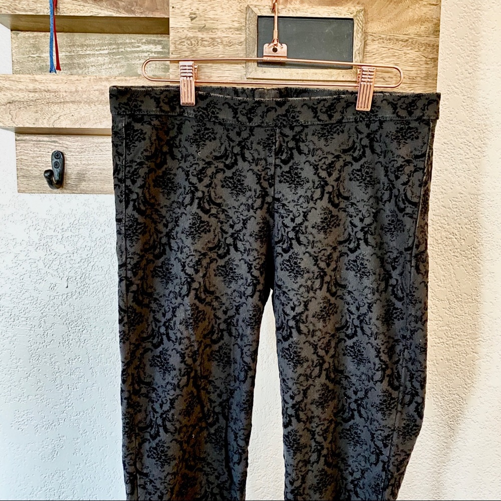 Hue black leggings with velvet tapestry print
